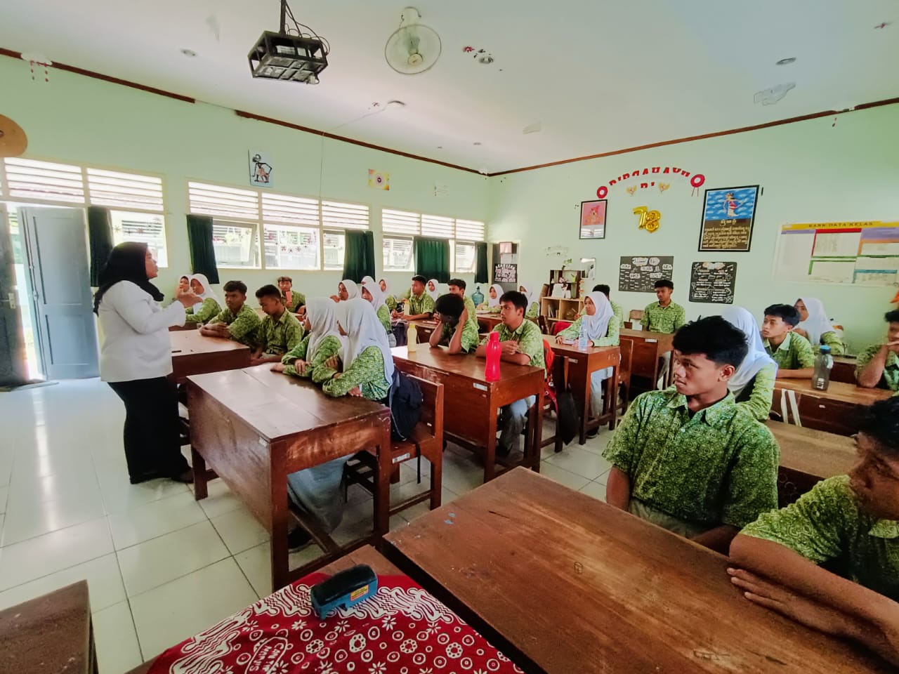 KEGIATAN PENYULUHAN HUKUM PADA KELAS IX C DI  SMP N 2 BERBAH