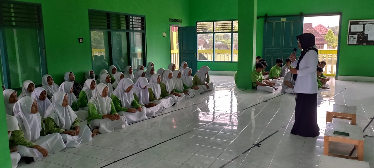 Penyuluhan Hukum di  MA Darul Ulum Kulon Progo kelas XI