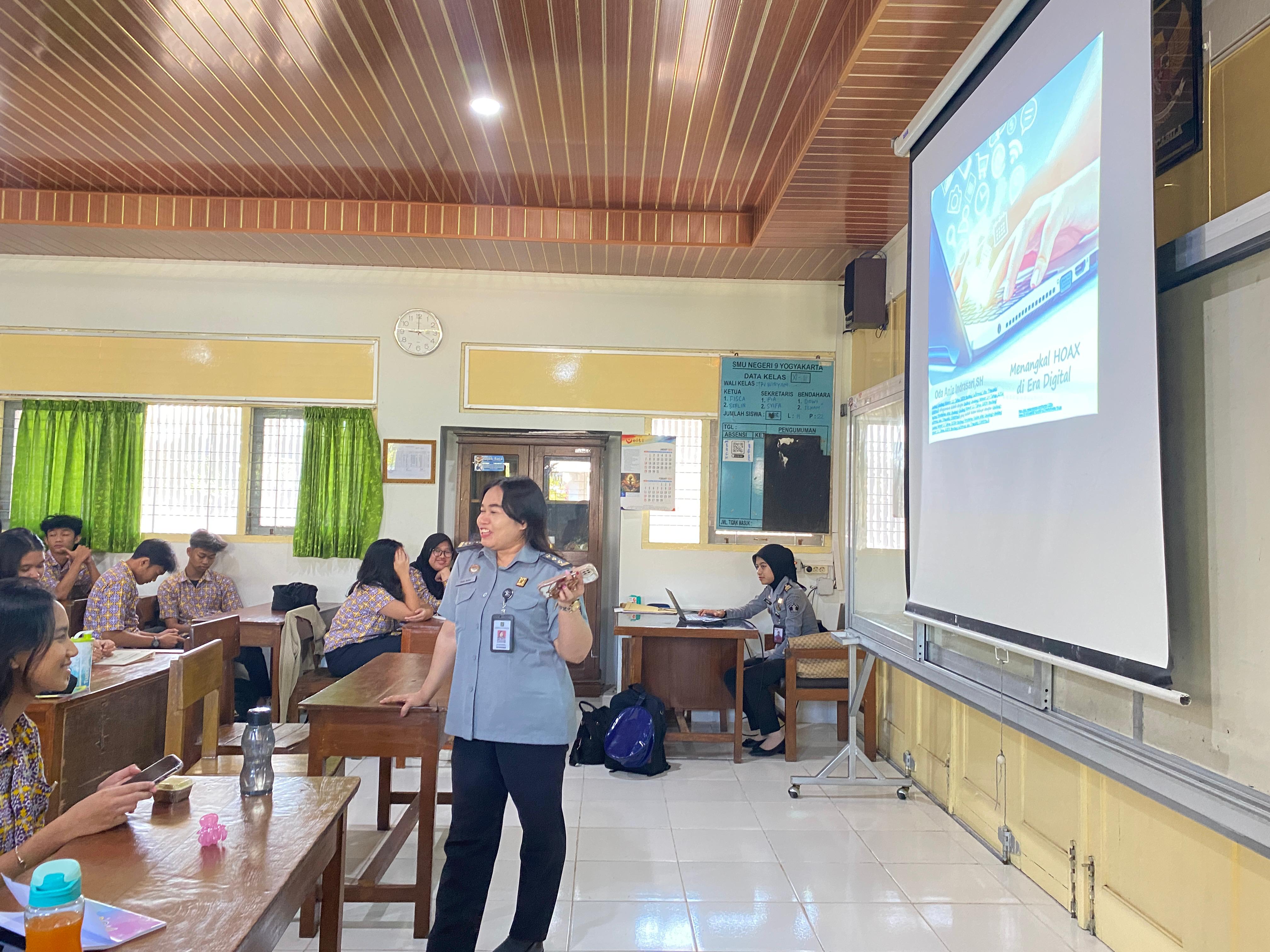 Penyuluhan hukum di kelas XI 5 SMAN 9 Yogyakarta