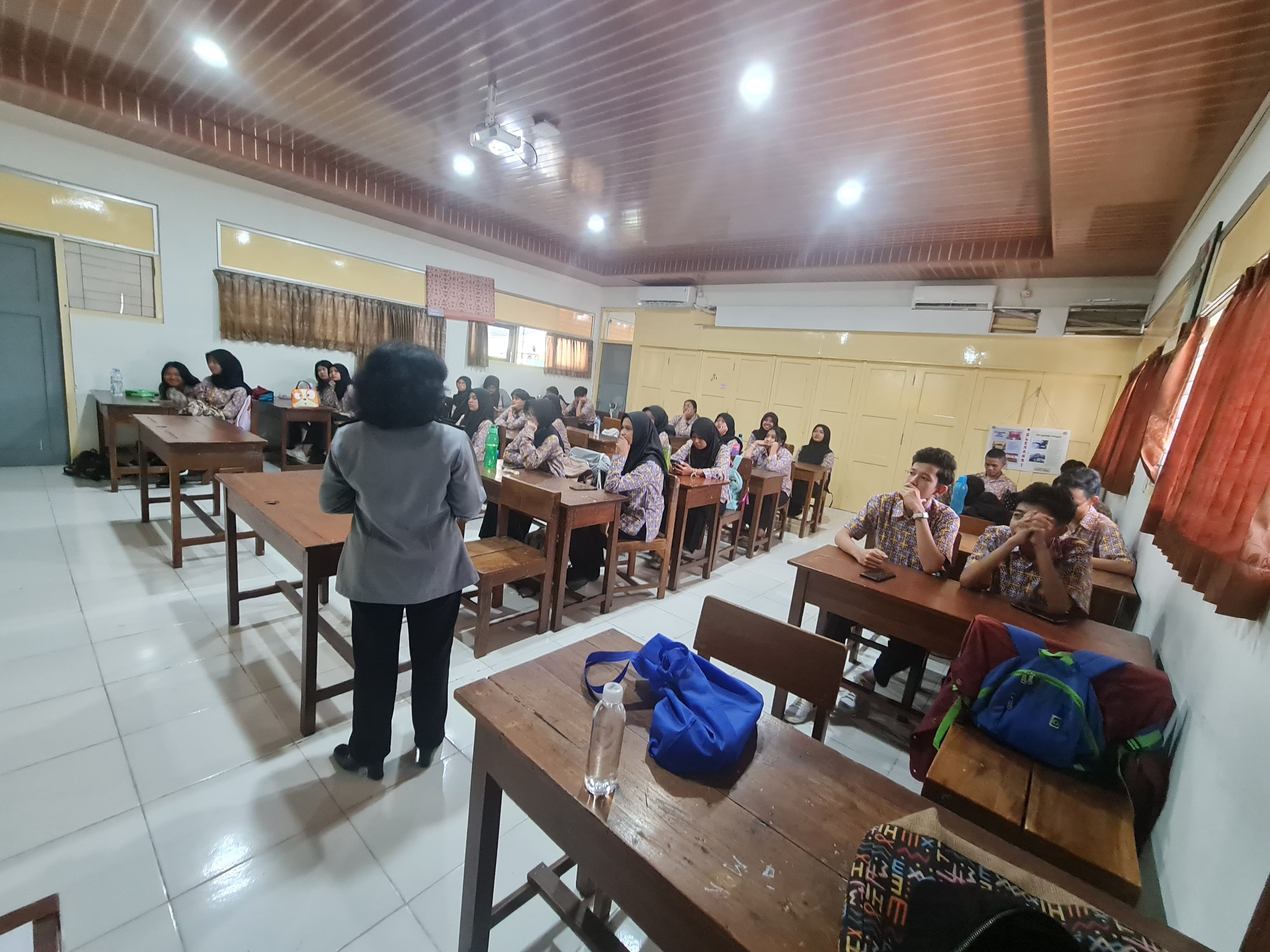 Penyuluhan hukum dalam rangka MPLS di SMAN 9 Yogyakarta Kelas XII.6