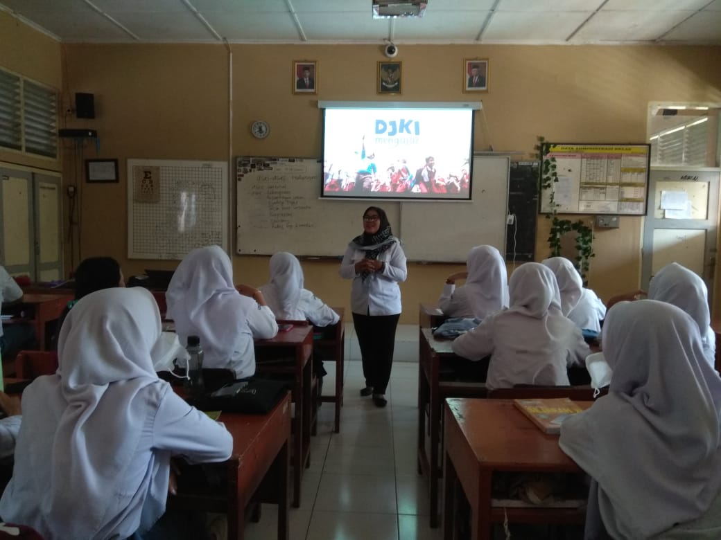 Penyuluhan Hukum pada Kelas X MIPA SMA N 1 Prambanan