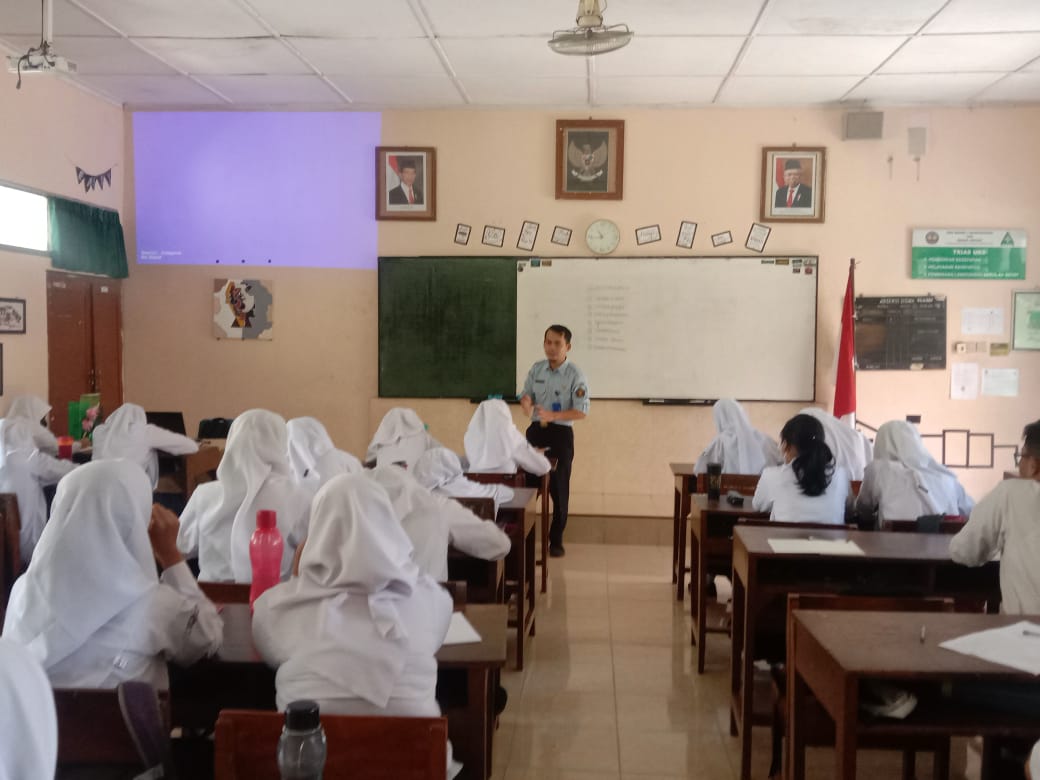 Penyuluhan Hukum MPLS di SMA N 1 Banguntapan Kelas XI MIPA 3