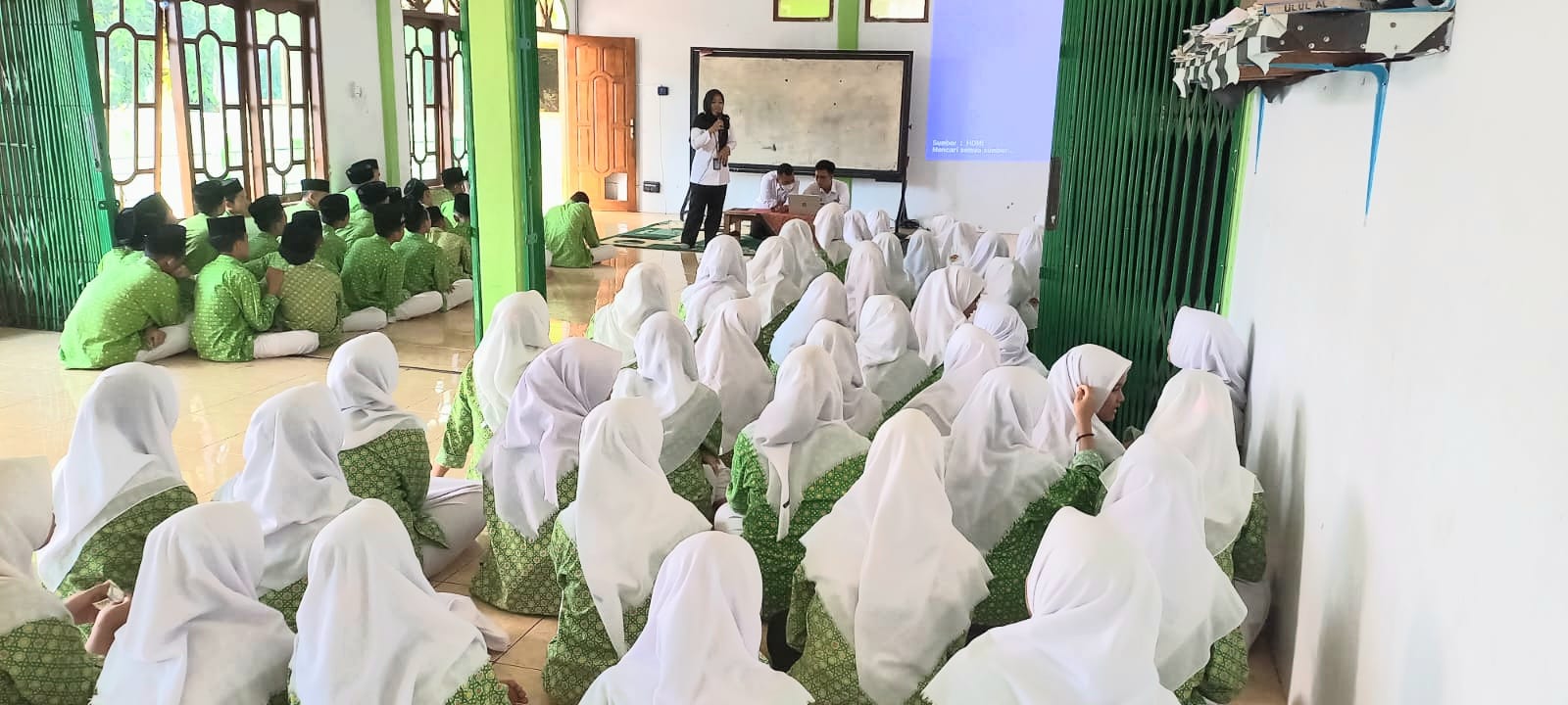 Penyuluhan Hukum di MA  Al Ihsan Kelas XII